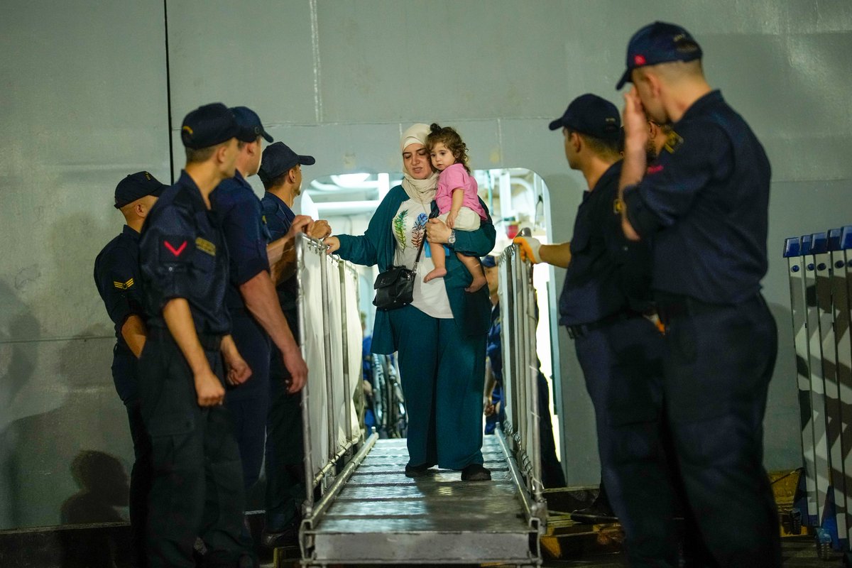 FotoMuhabirleri's tweet photo. YTB 15. Yıl Özel Ödülü Türk Diasporası Birincisi
Emrah GÜREL / AP
İsrail’in Lübnan’ın başkenti Beyrut’a yönelik saldırılarının ardından Türk vatandaşları, TCG Sancaktar askeri gemisiyle Lübnan’dan tahliye edilerek Mersin Limanı’na getirildi. @gurel_emrah @AP @yurtdisiturkler https://t.co/MBC0HOz1Ry