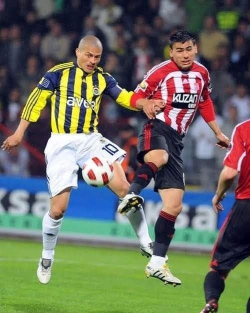 BaskanSunbay's tweet photo. #FenerbahçeFutbolTakımı20102011 27.ŞAMPİYONLUK 
#Sivasspor #SVSvFB #AndreSantos #SelçukŞahin #AlexdeSouza #JosephYobo 
22 Mayıs 2011 Spor Toto Süper Lig 34.Hafta Maçı SİVASSPOR 3 FENERBAHÇE 4 https://t.co/hr0qZnQnlp