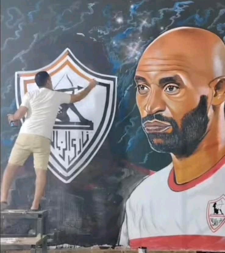 abdullatiffawzy's tweet photo. رسام يمحو صورة زيزو من على الجدران ويستبدلها بشعار الزمالك 🏹 https://t.co/GKBQj6FSEO