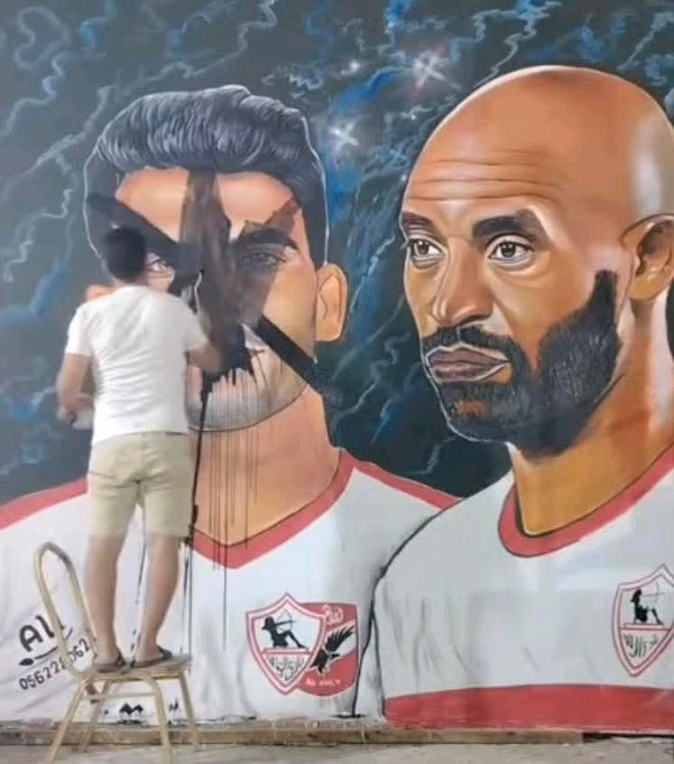 abdullatiffawzy's tweet photo. رسام يمحو صورة زيزو من على الجدران ويستبدلها بشعار الزمالك 🏹 https://t.co/GKBQj6FSEO