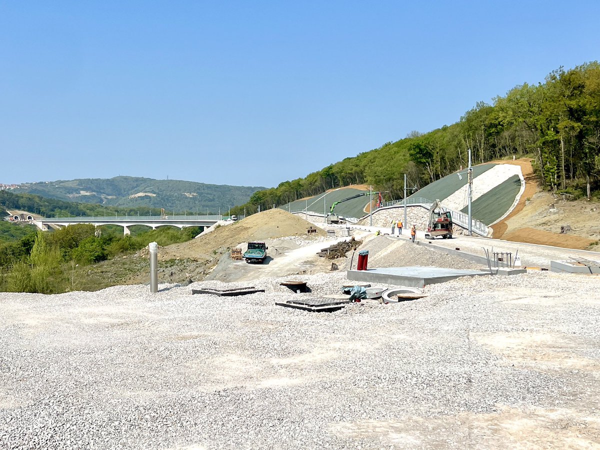 mzie_rs's tweet photo. Drugi tir ➡️ Ministrica @ABratusek si je danes ogledala potek del na gradbišču drugega tira. Opravljenih je že več kot 80 % del, zgrajenih je 37 km predorov, stojijo vsi viadukti, poteka tudi že betoniranje tirov. 

#gradimo #obnavljamo #MZI #drugitir #2TDK https://t.co/8pePX7F8r5