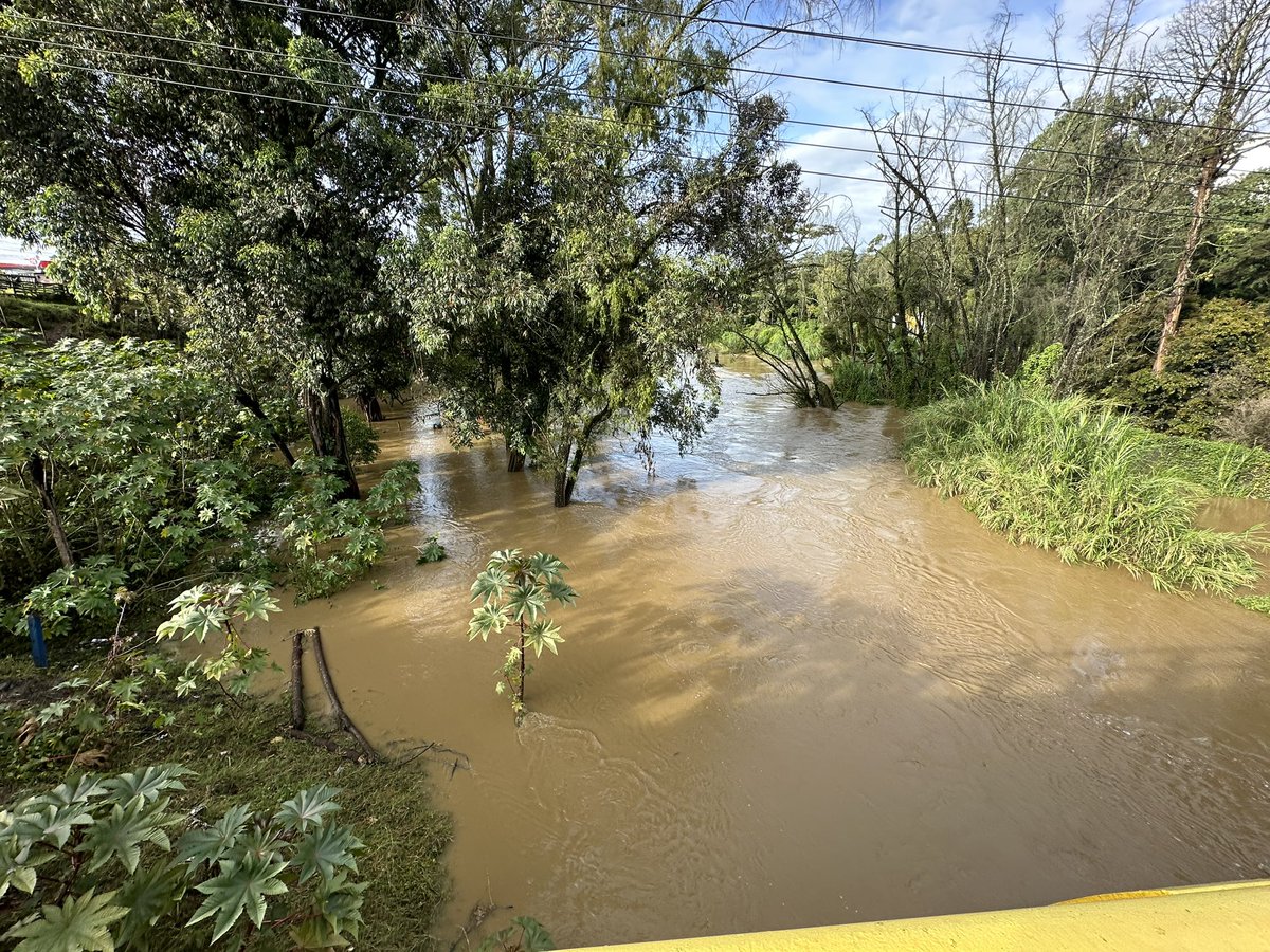 MarioQuijano79's tweet photo. ¿Que se salió el Río? Los ríos se desbordan, hace parte de su naturaleza, un aspecto que no hemos podido aprender a respetar. Necesitamos más rondas hídricas para nuestro Río Negro de otra forma él las reclamará. #parelebolasalnegro @uconiano @cornare @AlcRionegro @MiOriente https://t.co/gpif7sq3YW