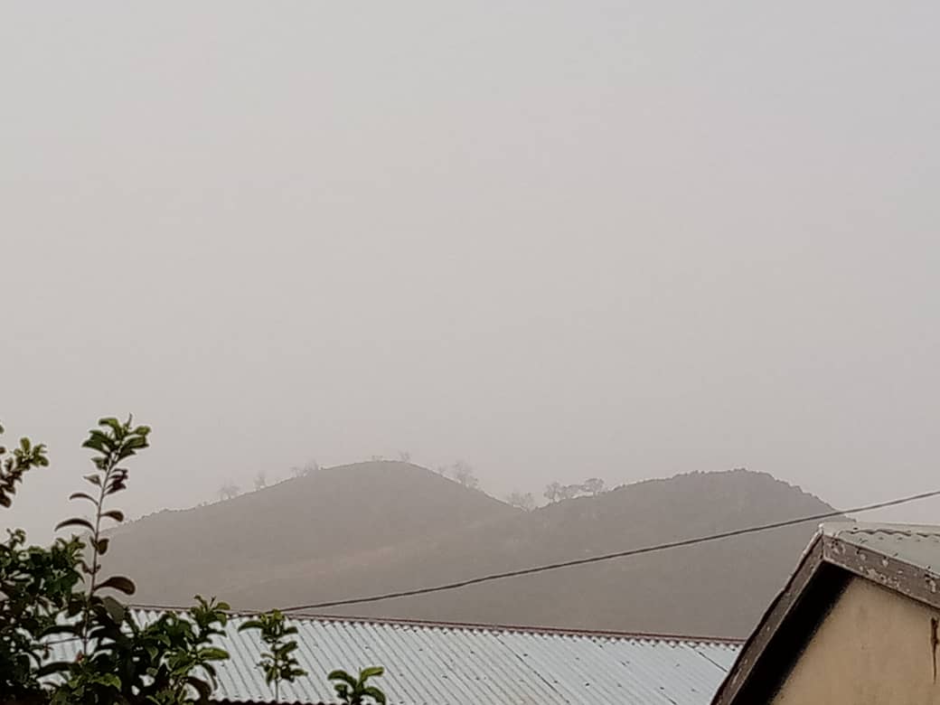 DMN_CMR's tweet photo. 🌫️ Atmosphère poussiéreuse ce matin dans le #Diamaré et le #LogoneEtChari : visibilité réduite à <2 km 👁️
🌪️ Poussière persistante jusqu’au 12 avril
🌧️ ⚠️ Pluies attendues après l’épisode
📡 Suivez https://t.co/fzhBWahpU1 pour les updates !
#AlerteMétéo #Cameroun https://t.co/Jv07Hh95xc