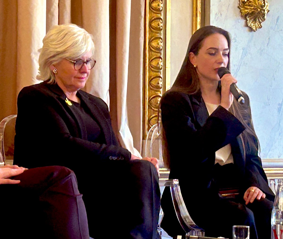 isabelle_blin's tweet image. Oleksandra Matviitchouk :La génération actuelle a hérité de la liberté.Cela est difficile de préserver la liberté du fait des réseaux sociaux qui regorge de fausses nouvelles et manipulations.Sans réalité commune pas d’actions communes &amp;amp; comment préserver la liberté et démocratie