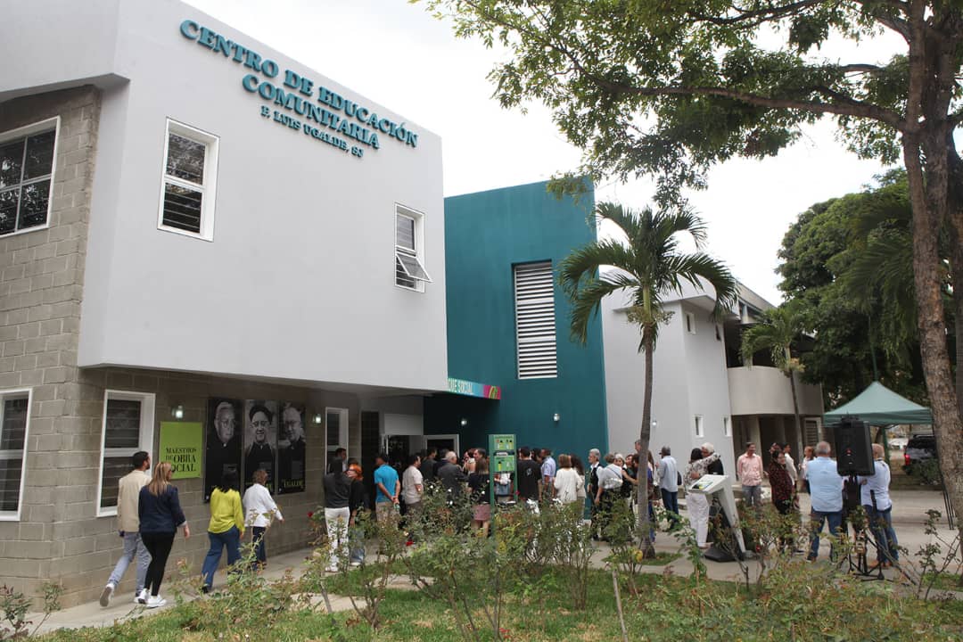 Crónica desde el Ávila

EL EDIFICIO UGALDE

Reconocer en vida los méritos de quienes han sembrado en nuestra tierra árboles frondosos de bien colectivo es una virtud que se debe cultivar. Que uno de los edificios de la Universidad Católica Andrés Bello lleve el nombre de uno de
