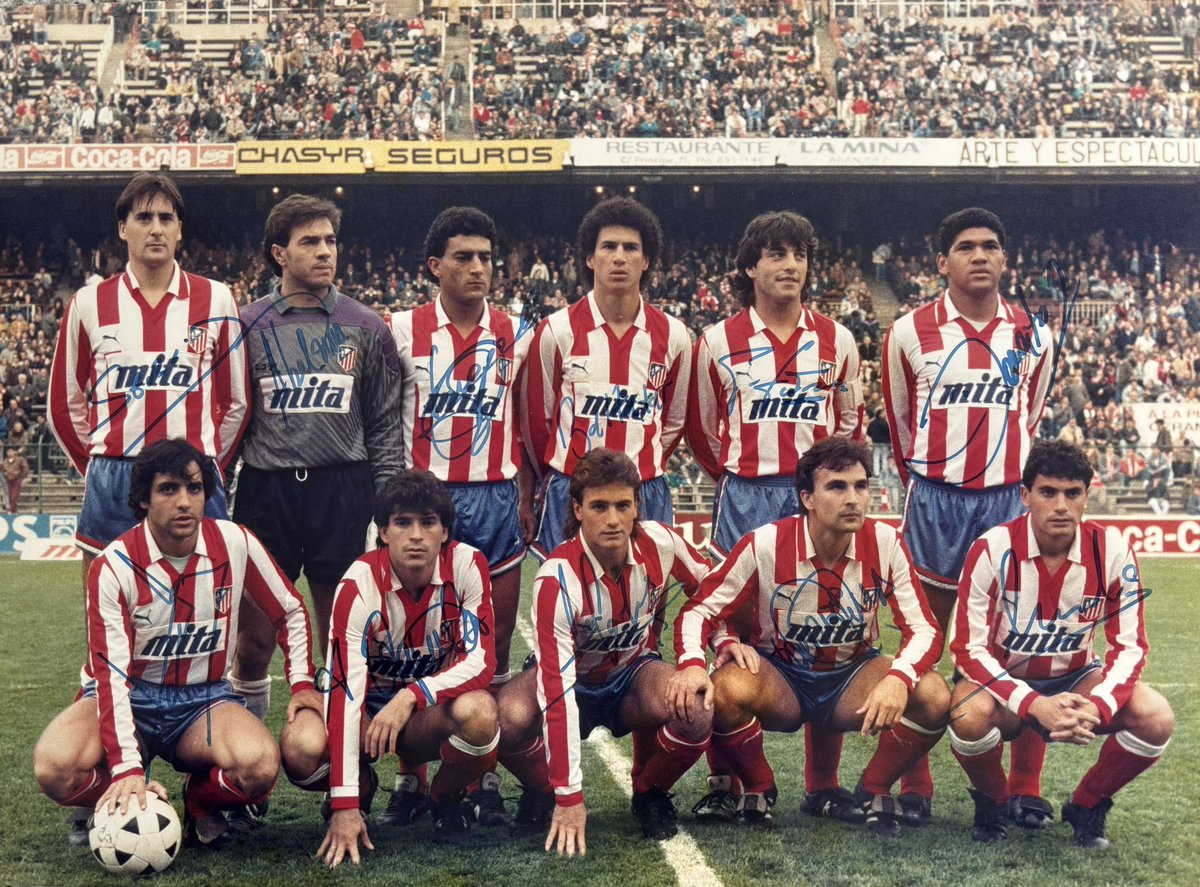 Aquí una foto de la temporada 88/89  con los autógrafos de cada jugador, para los coleccionistas , aúpa <a href="/Atleti/">Atlético de Madrid</a> !!!