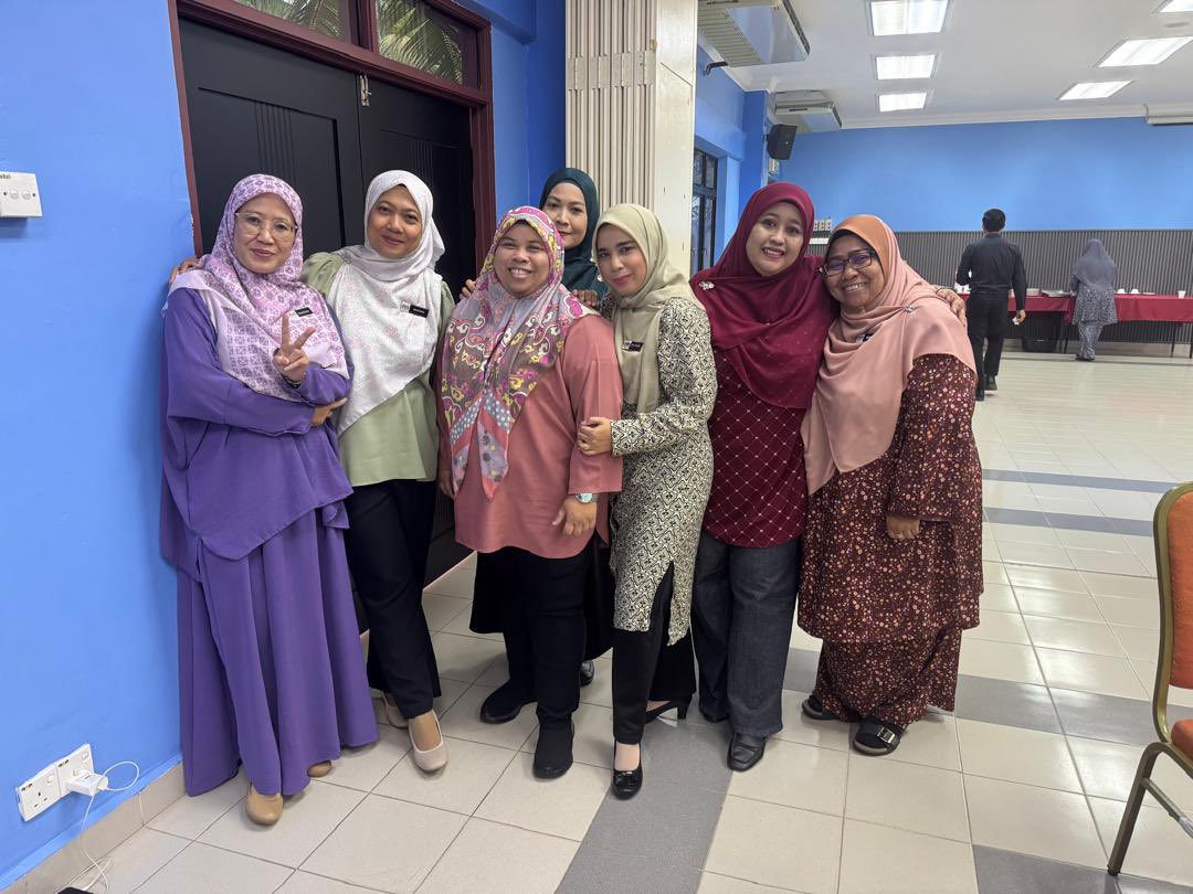 Tempat bertugas berbeza, sudut pndg berbeza, cr bekerja berbeza. Tp kami byk lg mutual understanding, itulah rahmat meraikan perbezaan seseorg☺️ goodluck utk kita semua, dh 3tahun bersama utk sehelai sijil, InsyaAllah membawa nilai besar pd setiap helaian masyarakat. Kita boleh💪🏽