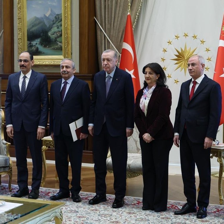 7li masanın, Demli ayağına çöktüler.