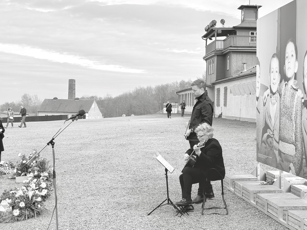Um 15:15 Uhr erklang heute auf dem ehemaligen Appellplatz das Buchenwaldlied, gesungen von Benjamin Appl. Vor 80 Jahren erklangen zu diesem Zeitpunkt aus den Lautsprechern des Torgebäudes die unerhörten Worte: "Kameraden, wir sind frei!", gesprochen vom Lagerältesten Hans Eiden.