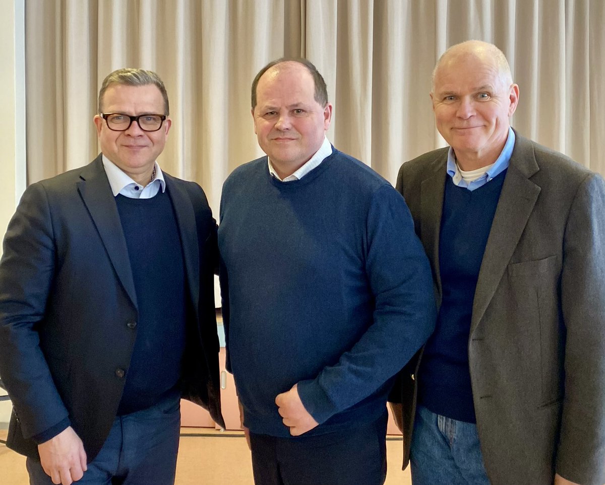 CharlesLindberg's tweet photo. Pääministerikin vauhdittamassa Tuomo Revon kampanjaa Sipoossa. Äänestä sunnuntaina! https://t.co/aZpRZgBVu3