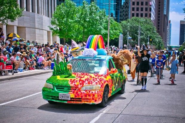 buzzmagazines's tweet photo. Happy Friday! There are tons of fun events happening around town this wkd. Highlights include @OrangeShow Houston Art Car Parade, @TheWoodlandsCVB Arts Festival, @CityofWestU Spring Festival, @houstonbotanic Flower Power Festival, more. #eventroundup https://t.co/ahSbZ1B7kv https://t.co/J5F0yujGPu