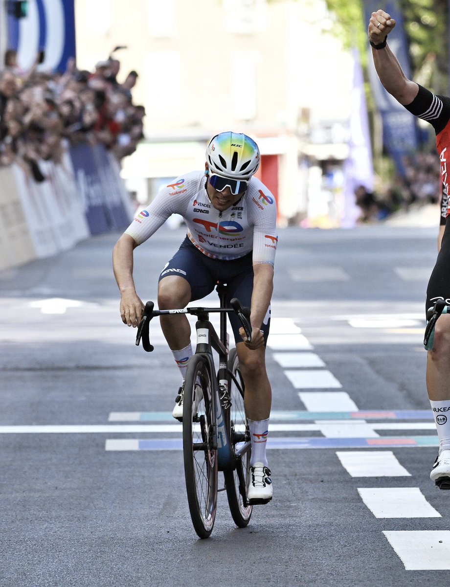 TeamTotalEnrg's tweet photo. Il faisait partie des plus forts dans Gazonfier 🤯

Alexandre, impressionnant dans le circuit final du Mans, termine 3e sur la ligne. 👊

Le travail collectif de l’équipe premet à Alex’ de s’offrir la 2e place du classement général ! 🫡

📸 Getty Sport

#RégionTour | #AllezTotalEnergies ⚡️