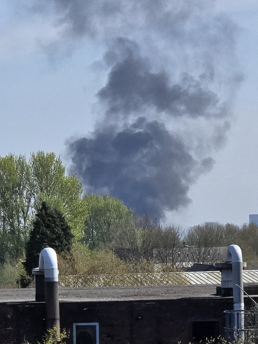cfazzer's tweet photo. Fire getting worse 
#fire #manchester @ManchesterEven https://t.co/QTL0myyPcV