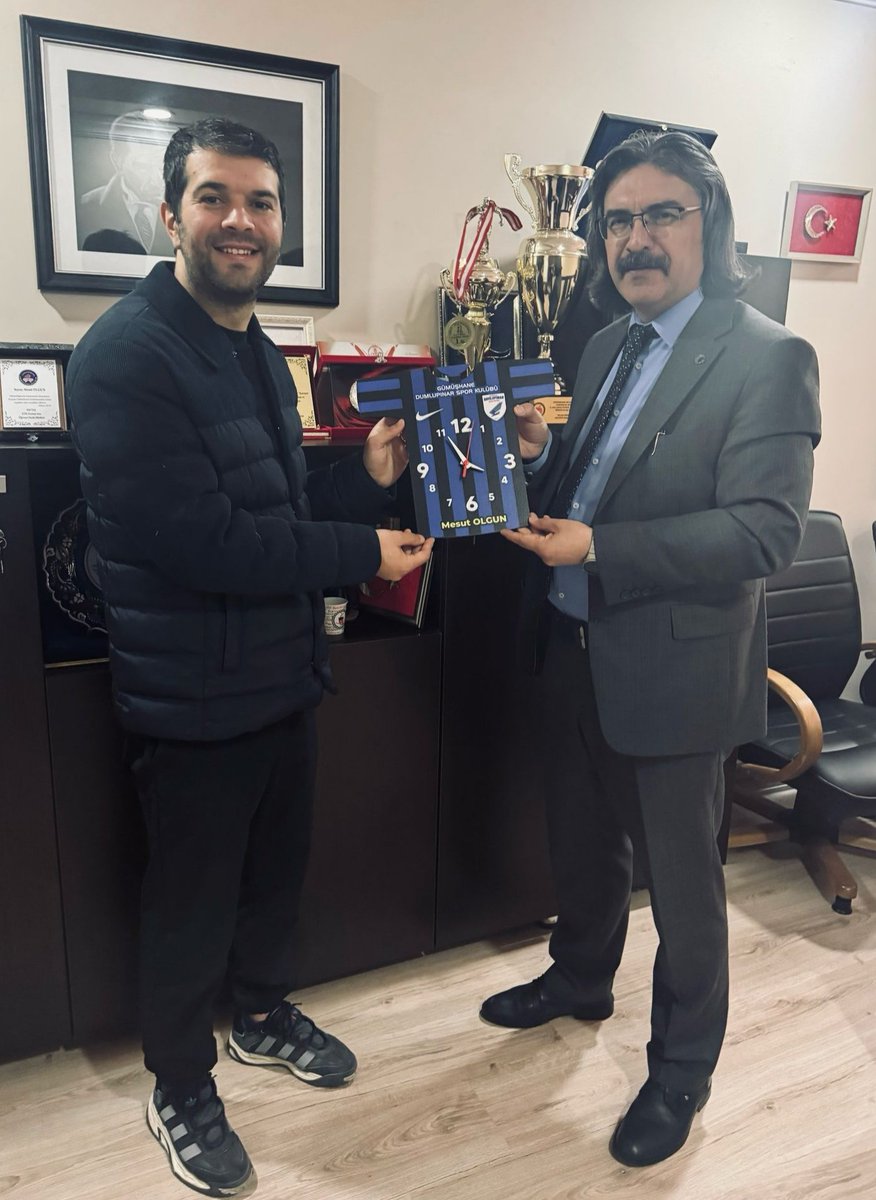 Bir zamanlar öğrencimdi, şimdi meslektaşım. Dumlupınar Ortaokulu Beden Eğitim Öğretmeni ve Amatör Lig Şampiyonu Dumlupınar Spor Kulübü Başkanı Ahmet Aydın hocam. Bir okul spor kulübünün neler yapabileceğinin en güzel örneklerinden biri. İyi ki varsınız gençler...