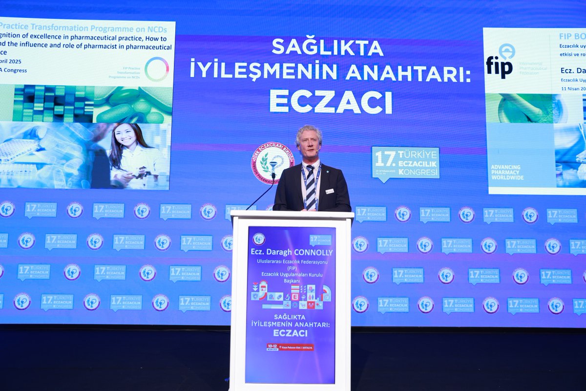 tebkurumsal's tweet photo. 17.Türkiye Eczacılık Kongremizin ikinci gününde, TEK17 salonunda yoğun katılımla gerçekleşen seminerde, Uluslararası Eczacılık Federasyonu (FIP) Eczacılık Uygulamaları Kurulu Başkanı Ecz. Daragh CONNOLLY, “Eczacılık Uygulamalarında Mükemmellik: Eczacının Etkinliğinin ve Rolünün Yaygınlaştırılması” başlıklı sunumunu gerçekleştirdi. 

Mesleğimizin sağlık sistemindeki rolünün ve etkinliğinin yaygınlaştırılarak güçlendirilmesi için yürütülecek politikalar ile ufuk açıcı fikirler ve yöntemler hakkında çok değerli paylaşımlarda bulundu. 

Güçlü bir meslek, sağlıklı bir gelecek için hep birlikteyiz!

#TürkiyeEczacılıkKongresi