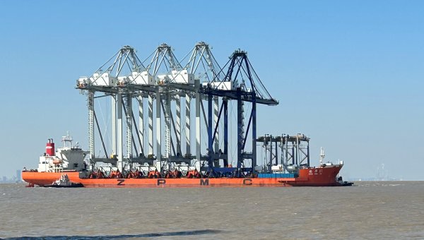 WorldCargoNews's tweet photo. ✅ Three new STS cranes arrive at ECT Delta: https://t.co/8m3hbVPcCy 
@ECTRotterdam 
#ZPMC #STSCranes #Ports #CargoHandling #Logistics #WorldCargoNews https://t.co/XR9qv9reZ1