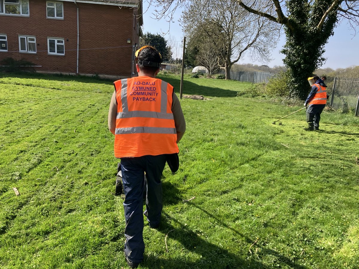 Cardiff_valeCP's tweet photo. Cardiff and the Vale of Glamorgan Community Payback Team working hard maintaining the grounds on another  new project in 2025 at Cartref Porthceri Carehome in Barry in partnership with Vale of Glamorgan Council.
#makingapositivedifferenceinourlocalcommunities. https://t.co/HT32CK4JzJ