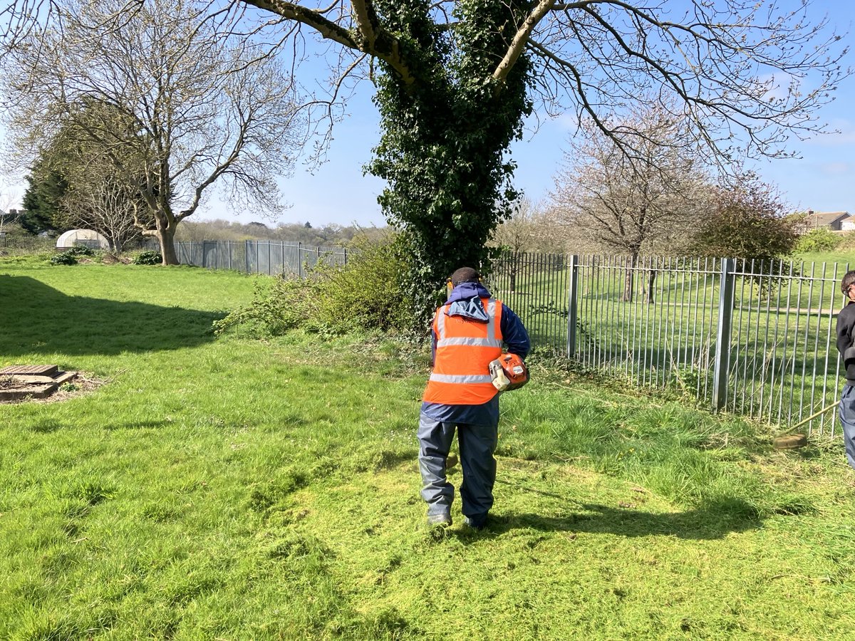 Cardiff_valeCP's tweet photo. Cardiff and the Vale of Glamorgan Community Payback Team working hard maintaining the grounds on another  new project in 2025 at Cartref Porthceri Carehome in Barry in partnership with Vale of Glamorgan Council.
#makingapositivedifferenceinourlocalcommunities. https://t.co/HT32CK4JzJ