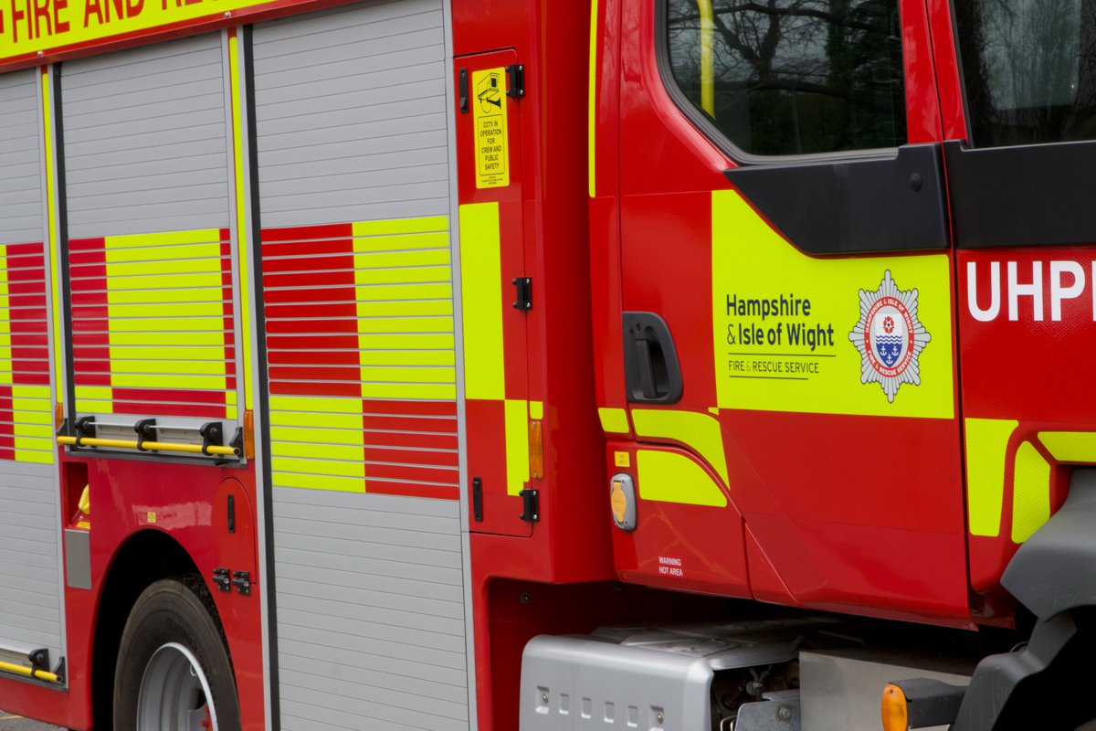 HantsIOW_fire's tweet photo. ⚠️ We currently have crews tackling a large heath fire near to the A30 in Blackwater, Camberley.

Please avoid the area due to the large number of fire engines on the scene. https://t.co/lAX1thw5TF
