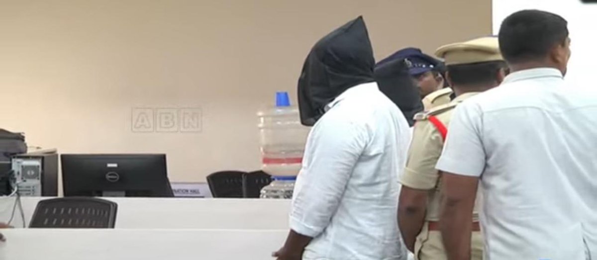 venuchenchu's tweet photo. A rule is a rule for everyone.‼️

Our leader @ncbn has set a clear goal - this harmful weed in society must be removed, no excuses.

We must not tolerate these YCP criminals any longer.

#TDPTwitter #YCPCriminals #SaveAPFromYCP https://t.co/XFIA89QwXh
