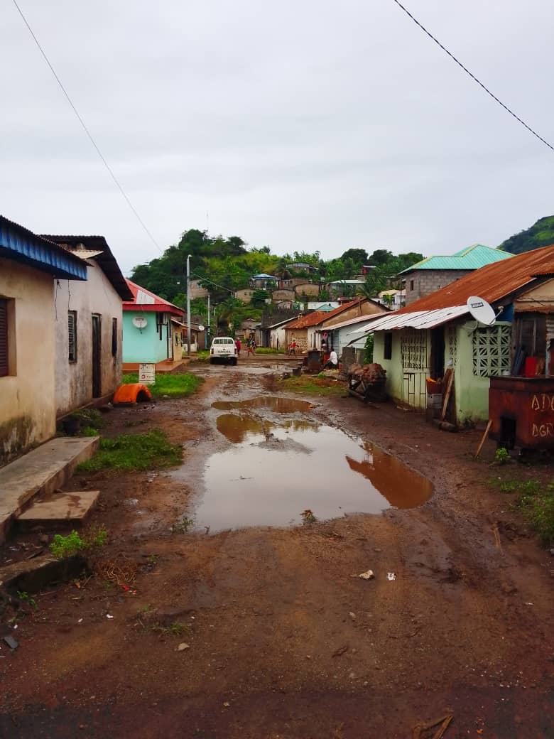 Así son las calles y las viviendas de Annobón, mientras la población vive bajo el umbral de la pobreza, el gobierno invasor de Guinea Ecuatorial inició desde 2011, la construcción de un hotel que se convirtió en la base de las publicidades del vicepresidente de su padre. A.L