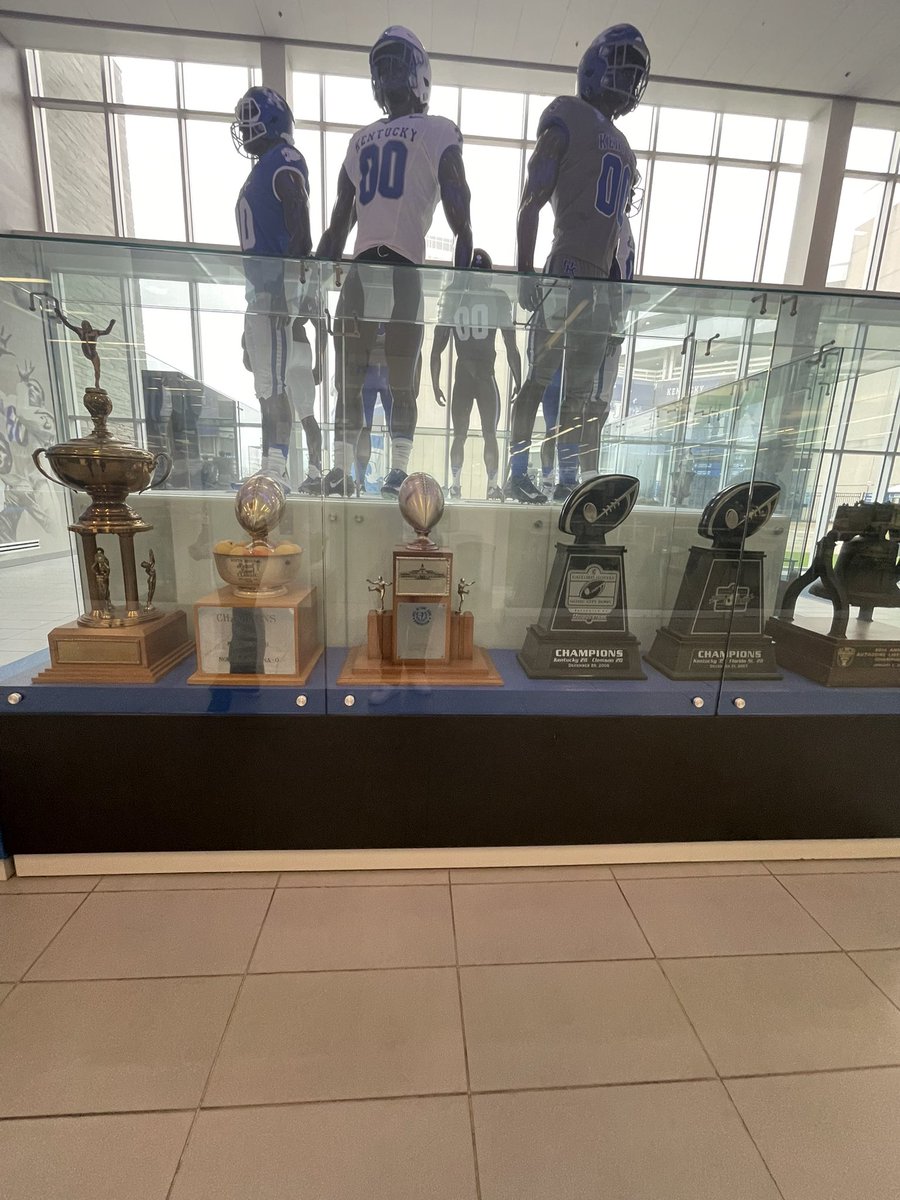 Q_Fields1's tweet photo. I had a great time at @UKFootball today! Grateful to be there! @coachnatemcpeek @CoachJeffPoe @coachjoelwardle @FDouglassFB #fdhs #gobroncos https://t.co/uaSTAm0qC9