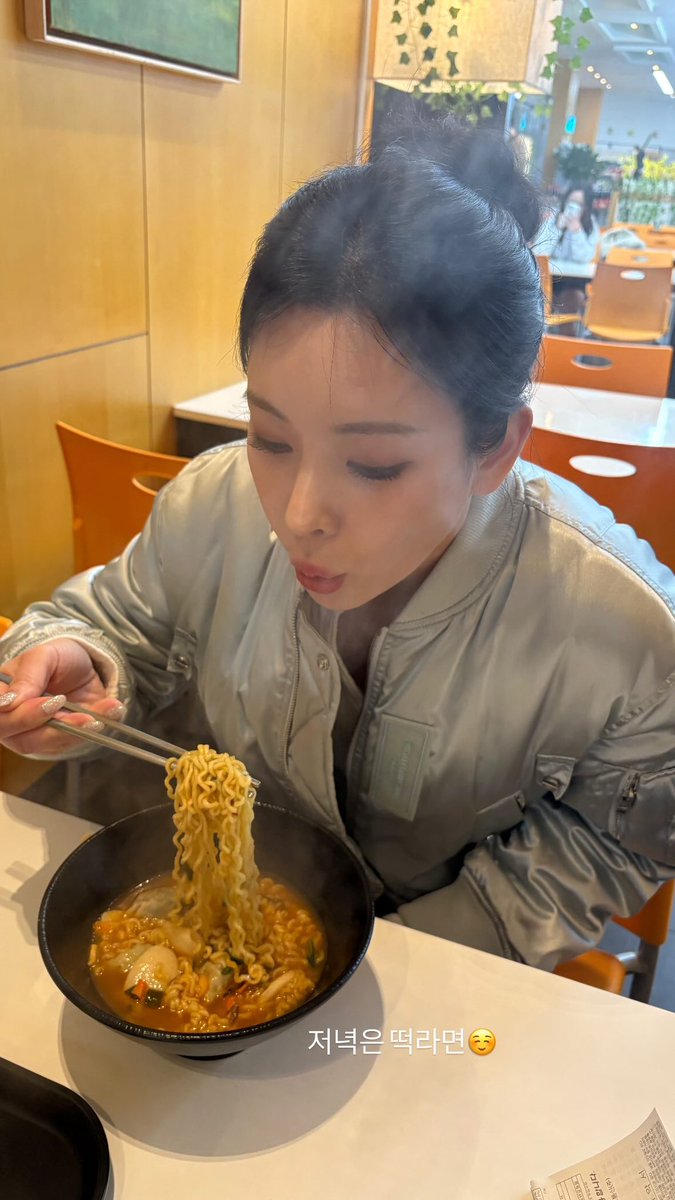 summering1012's tweet photo. 라방에서 떡라면 오백번말하더니 맛있게 먹었나보네ㅎ귀야어ㅓ https://t.co/qF8ulDZgFv