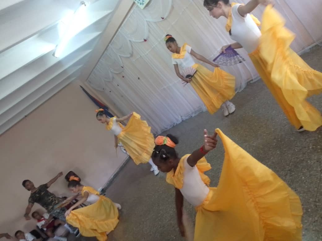 Psocoballet Nueva Ilusión Por el 4 de Abril 64 Aniversario de Pionero

#LaHabanaDeTodos
#LaHabanaViveEnMí

<a href="/IzquierdoAlons1/">Livan Izquierdo Alonso</a>
<a href="/YanetHzP/">Yanet Hernández Pérez</a>
<a href="/gobhabana/">Gobierno La Habana</a>
<a href="/btan0987/">Naima Ariatne Trujillo</a>
<a href="/DirectEducaHab/">Karenia Marrero Arrechea</a>
<a href="/CamGuanabacoa/">CAM Guanabacoa</a>
<a href="/DirectGenEdGua/">Directora GEG</a>
<a href="/Teceduguanbcoa/">DGE Guanabacoa TE</a>
<a href="/DgeAee/">AEE DGE Guanabacoa</a>
<a href="/Comunicaci83741/">Dirección General De Educación Guanabacoa</a>