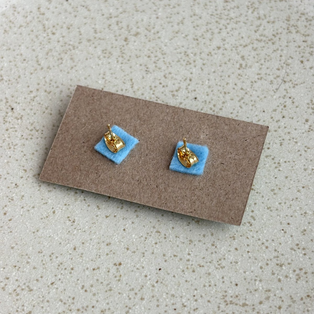 No0556's tweet photo. 【No.055】ニャンコ　猫　ピアス　ハチワレ　ブルーポイント　蝶ネクタイ
なかなかないブルーポイントちゃんのピアス😊😆

ニャンコの大きさは2×1.5センチのニャンコです。
１つずつ手作りで、針金を曲げて表情を作り、色付け、コーティングを重ねています。
1点ずつ顔が違いますので在庫は各1個のみ https://t.co/ynaAGWIR29