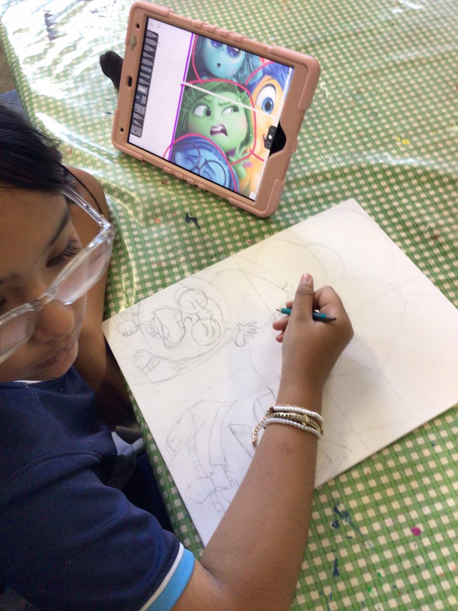 En la Academia de Artes Plásticas nos estamos preparando para nuestra próxima exposición inspirada en el cine y las películas. Para trazar y escalar las imágenes nos apoyamos con SketchesSchool para generar trazos simples que son más fáciles de representar en el lienzo. #csb