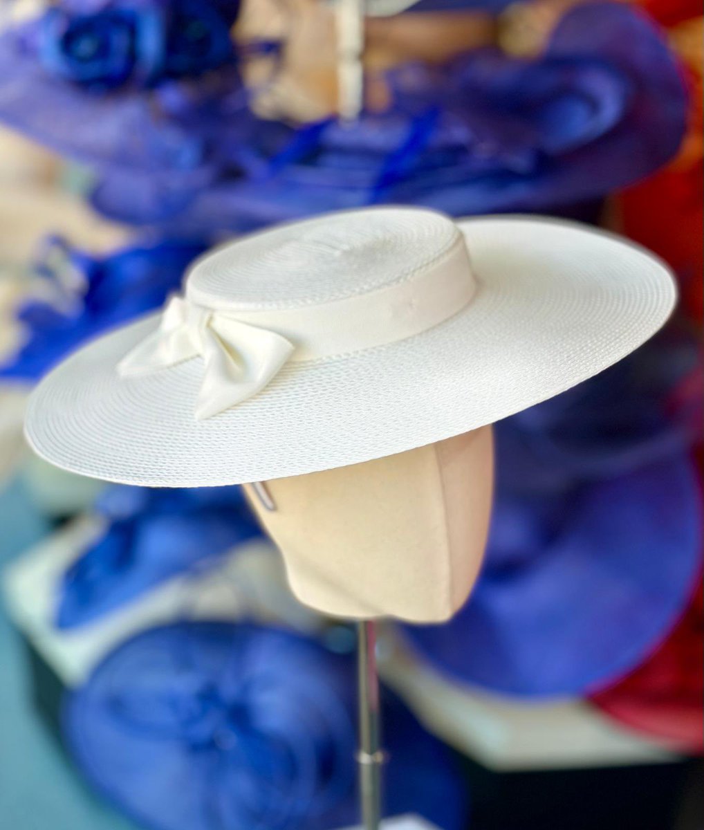 Hat of the week 
A lovely little white boater hat finished simply with a bow
Available to purchase now
Open Tue-Sat 10-5
#hatoftheweek #whitehat #boater #hatshop #hatshopping #hat #hats #occassionhat #occasionhats #hatstyle #wallingforduk #louiseclairemillinery