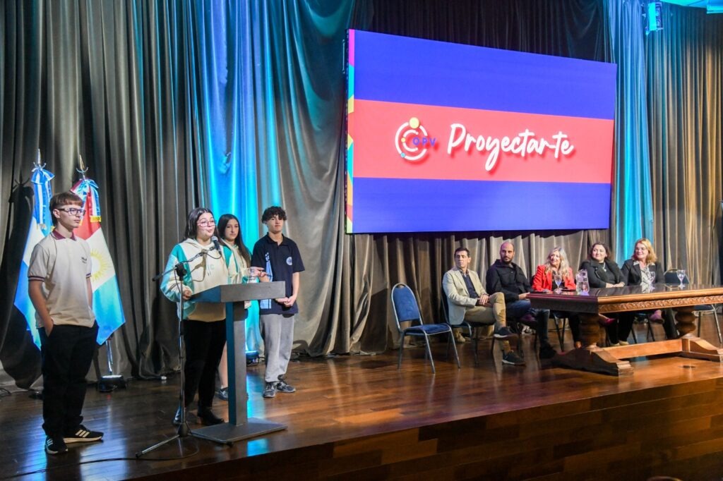 gobdecordoba's tweet photo. ¡Nueva plataforma digital para pensar el futuro! 

👩🏻‍💻🚀 #Proyectar-te, es una herramienta de acceso libre y gratuito, destinada a orientar a #jóvenes y #adultos en la construcción de su proyecto de vida. 🔍👦🏻 La plataforma ofrece información sobre ofertas educativas y formación laboral en la provincia de #Córdoba.

Conocela https://t.co/XCM6vBC4QO 

#SeguimosHaciendo #CórdobaNoPara