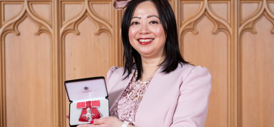 👏 Congrats to Dr Bonnie Kwok, MBA student at Herts, awarded an MBE by Prince William for 23 years of volunteer work in Chinese education.

We’re so proud! 💜

Learn more: bit.ly/42oBzBH

#MBE #UniofHerts #HertsAlumni