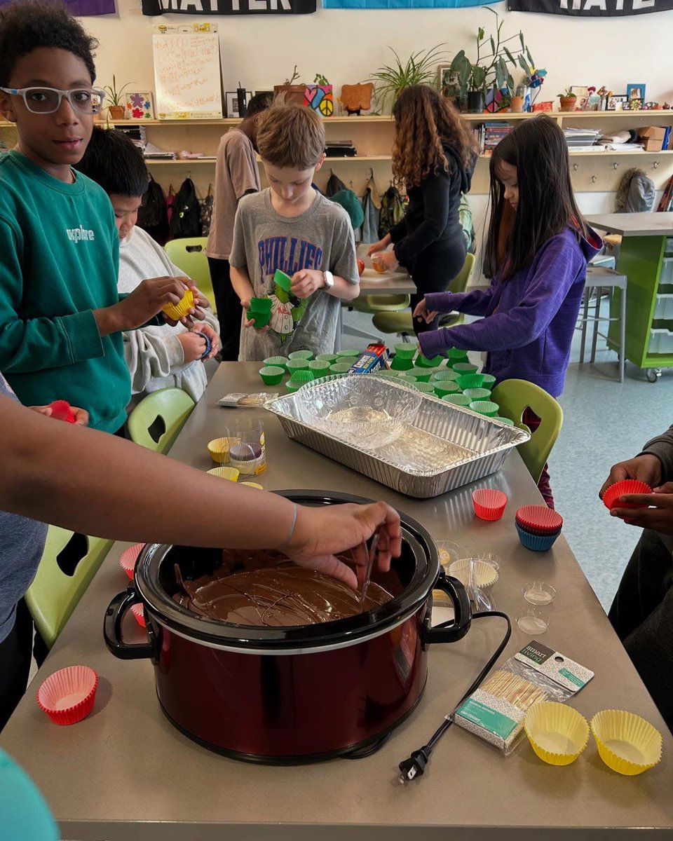 Ms I’s and Ms Martin’s advisory preparing for their 1st Annual NO BAKE Pot Luck that will be taking place today. 
.
They were so hard at work I know the treats will be yummy. 😋 💚