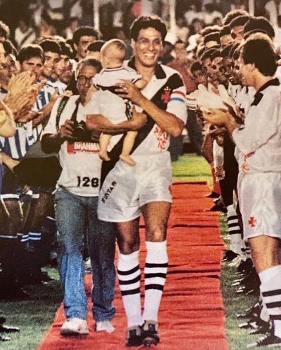 Em 1993, Roberto Dinamite entra em campo no Maracanã no jogo de sua despedida do futebol tendo no colo o filho Rodrigo. A direita, em primeiro plano, aplaudindo o companheiro, com uniforme do Vasco, nada menos que Zico.