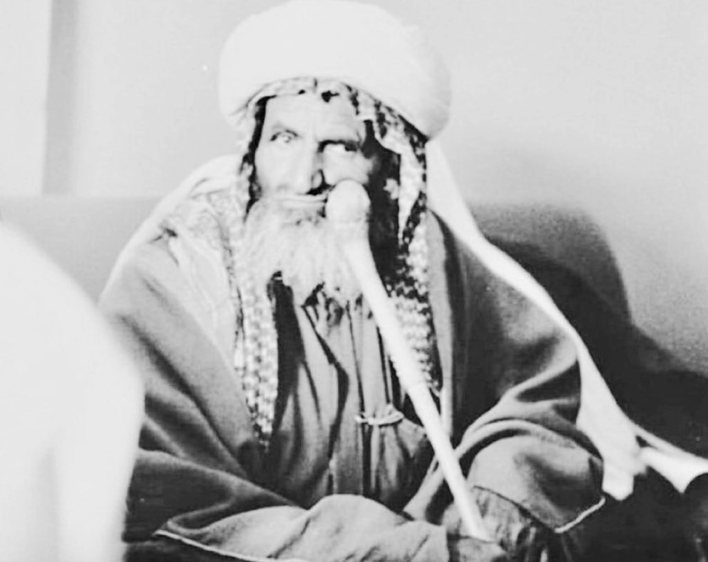 Qhta10ni's tweet photo. حاولت اعديها مع الصدر الوسيع 
وارسم على وجه الزعل وجه الرضا 

لكن بعض الأحيان قلبي ما يطيع 
بعض الخطا يضيق به وسع الفضا https://t.co/JKi8S8VyTT