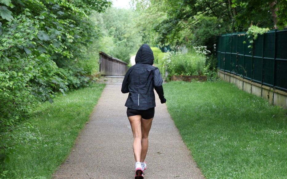 McSkyzyoutube's tweet photo. 🚨Une joggeuse de 28 ans est portée disparue depuis ce jeudi à Vivonne (Viennes).

La jeune femme a quitté son domicile jeudi au matin pour faire son jogging et n'est jamais rentrée.

110 gendarmes sont mobilisés. Un hélicoptère survole également la commune. https://t.co/3wwzGbehkY