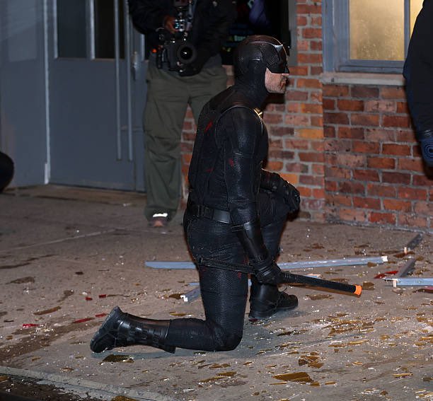 DDBAbts's tweet image. Charlie Cox on set of #DaredevilBornAgain  Season 2

via : getty images