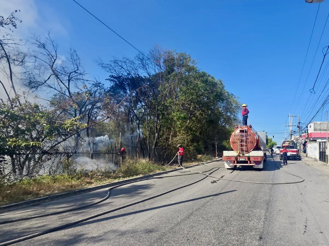 Elementos de <a href="/BomberosCancun/">Bomberos Cancun</a>, <a href="/PCivilCancun/">Protección Civil Cancún</a> y de la Secretaría de Seguridad Ciudadana acudieron al reporte de un incendio en un área verde sobre la Av. Chichén Itzá en la SM 60. 🚒

Gracias a la acción inmediata de nuestros cuerpos de emergencias ya se encuentra controlado. (1/2)
