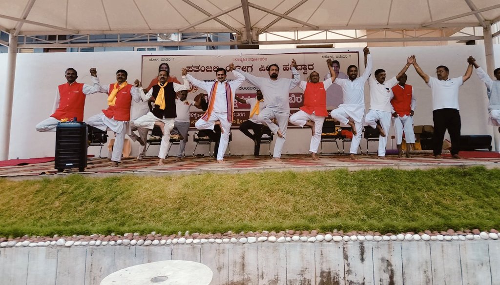 ರೋಕ್ಷು ರಕ್ಷತಿ ರಕ್ಷಿತಹ ಯೋಗ ಶಿಕ್ಷಕರ ತರಬೇತಿ ಅಥಣಿ ನಗರದಲ್ಲಿ ಮಾನ್ಯ ಶಾಸಕರು ಮಾಜಿ ಉಪಮುಖ್ಯಮಂತ್ರಿಗಳು ಲಕ್ಷ್ಮಣ್ ಸವದಿ ಸಾಹೇಬರು. ಹಾಗೂ ಪತಂಜಲಿ ಕರ್ನಾಟಕದ ಪ್ರಭಾರಿಗಳು ಬವರ್ ಲಾಲ್ ಆರ್ಯ ಗುರೂಜಿ. ಕಿರಣ್ ಮನೋಳಕರಜಿ. ಸಂಜಯ್ ಕುಷ್ಠಗಾರ ಗುರೂಜಿ. ಬಾಲಕೃಷ್ಣ ಕೋಳೆಕರಿಜಿ. ಸಂಭಾಜಿ ನಿಂಬಾಳಕರಜಿ. ಅಥಣಿ ಪತಂಜಲಿ ಯೋಗ ಪರಿವಾರ.