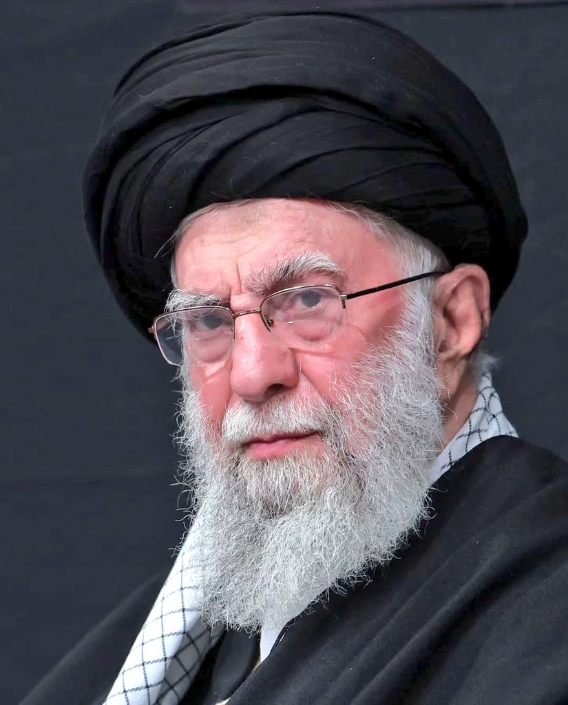 مذاکره غیرمستقیم می‌کنیم به امر رهبری
با امنیت ایران معامله نمی‌کنیم به امر رهبری
شروع کننده هیچ جنگی نیستیم به دستور رهبری
تو دهن متجاوز میزنیم به دستور رهبری
حکم آنچه تو فرمایی 
ما نقطه تسلیمیم .....
یه لبیک مون نشه ؟؟؟
<a href="/khameneinews/">KhameneiNews</a>