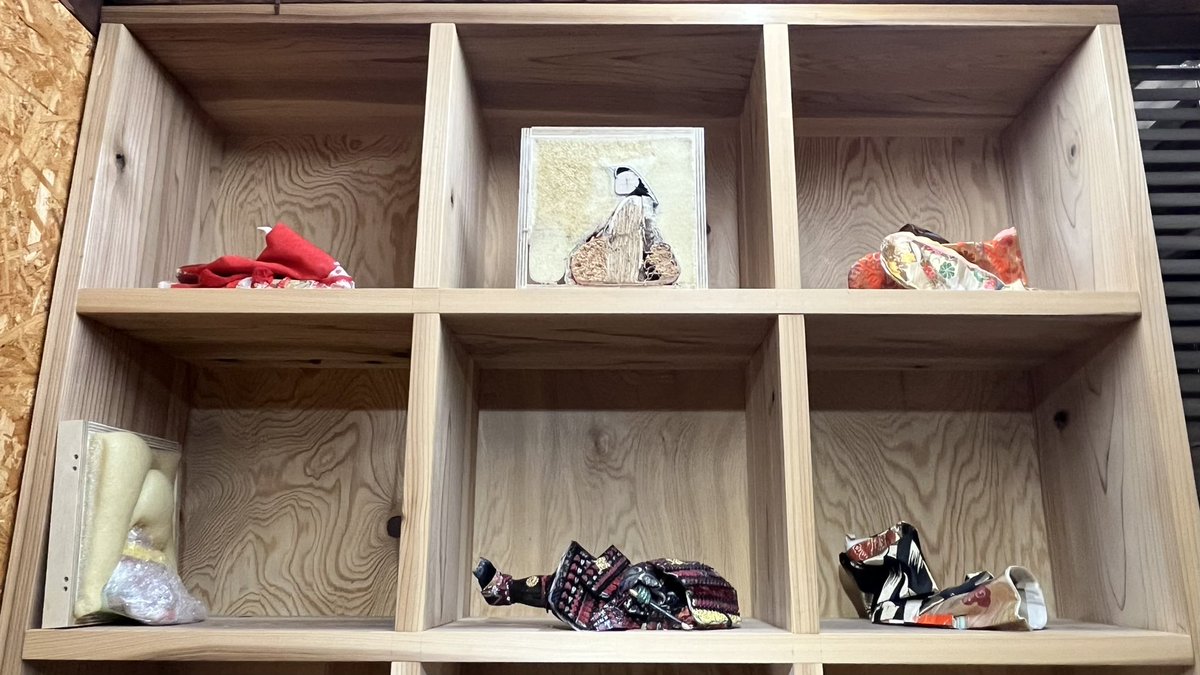 無人島プロダクションにて加藤翼さん個展「Crematorium」
祖母の遺品整理の中で見つかった日本人形を起点にリサーチを進め、自己/他者や展示用ガラスケースなど”境界”の多義性を描き出した展示。個人的な出来事と日本人形の辿った歴史が交互に語られる映像の帰結が印象的だった。5/11まで。