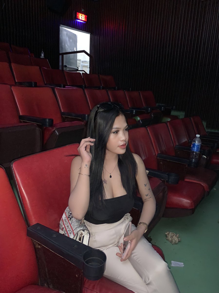 pentiql's tweet photo. nonton bioskop sama aku yuk, mau? https://t.co/QKEw0o4NFq