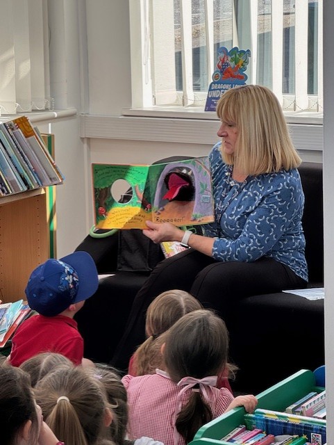 Ymweliad prynhawn bendigedig gan ddosbarth Derbyn Llanfabon. Diolch i <a href="/SamLibrary/">SamB</a> am y straeon gwych
📚🐺🧌📚
A wonderful afternoon visit from Llanfabon`s Reception class. Thanks to <a href="/SamLibrary/">SamB</a> for the brilliant stories