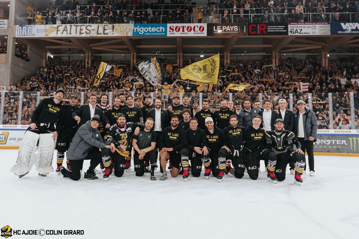 HC_Ajoie_off's tweet photo. 𝐂𝐥𝐚𝐩 𝐝𝐞 𝐟𝐢𝐧 🙌

La saison s’est officiellement achevée hier soir à la Raiffeisen Arena et rien n’aurait été pareil sans votre inconditionnel soutien! Merci d’avoir été, cette année encore, les meilleurs supporters! 💛🖤

📸 @colingirard20 https://t.co/UbA40XAtHC