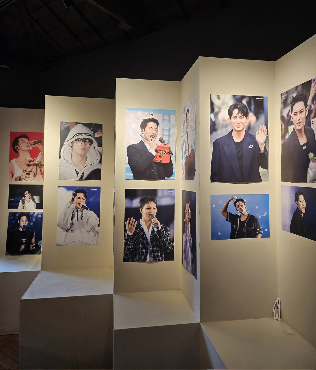 deguldegul_406's tweet photo. 총 2층짜리 카페였는데,
어떻게 이렇게 모든 공간을 꽉꽉 채워서 꾸미셨을까 구경하는 내내 감탄했던 것 같다...🖤
카페 내부에 잔잔하게 흘러나오는 동숲 bgm을 들으며 
모든 디피를 마음에 꾹꾹 눌러담아가며 감상했다

#모여봐요_민규의숲 https://t.co/lEKRNcNP15