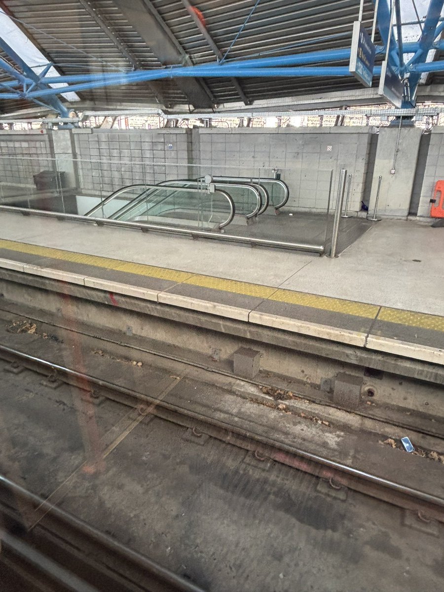 cstutz's tweet photo. @SW_Help Fantastic attitude from platform staff when I pointed out a phone in the track of platform 20: “Yeah, it’s gonna stay there. “

If anyone can be bothered to have a look, it’s a bit past the passage to platform 19. https://t.co/U6vd0bWmTH