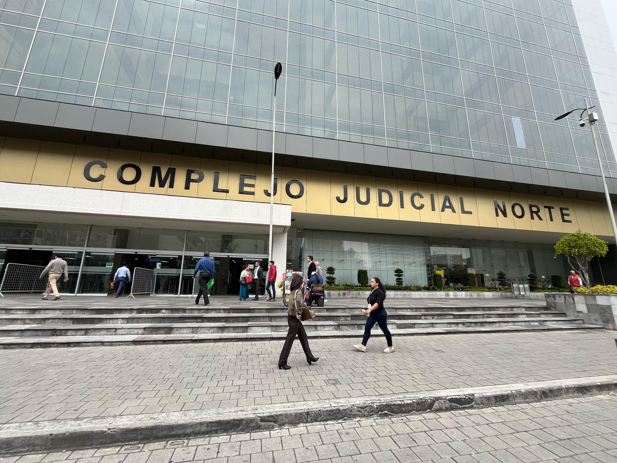 FiscaliaEcuador's tweet photo. #AHORA | Caso #PruebasCovid_19AgentesAMT: luego de 7 diferimientos (a costa de los imputados), se instala la audiencia de juicio contra Abdalá B. O., Jacobo B. P. y 2 personas más. #FiscalíaEc los procesa por su presunta participación en el delito de #DelincuenciaOrganizada. https://t.co/Hg31LT6FJF
