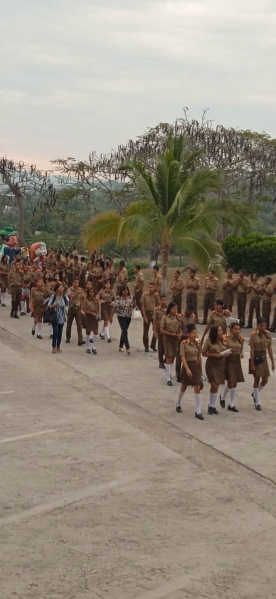 EjrcitoOrienta1's tweet photo. Son recibidos en la Escuela Militar Camilo Cienfuegos de Santiago de Cuba los camilitos guantanameros que participarán en los concursos nacionales.
#Cuba https://t.co/PfckvVqCHZ