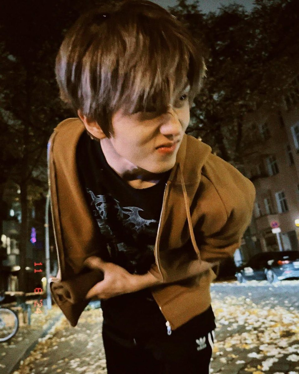 ° jisung twt upd.:

   сорян что пропал, решил себе мини выходные сделать, но кажись чуток перегнул. постараюсь больше так не делать, честно. зато когда я отдыхал я хорошенько погулял и встретился с друзьями, теперь я полон сил и энергии!!!
 have a good evening. ✨